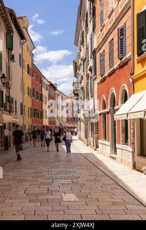 Farbenfrohe Geschäfte und Gebäude in einer Straße in der Altstadt von Rovinj, Kroatien, Europa Stockfoto