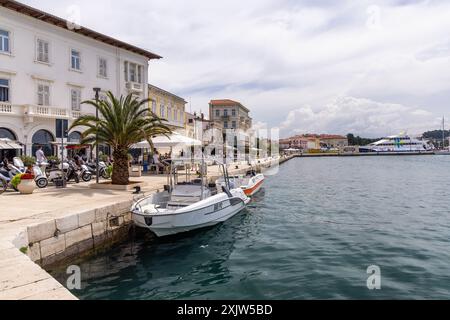 Hafenpromenade (Obala Marsala Tita) in Porec, istrische Küste, Kroatien, Europa Stockfoto