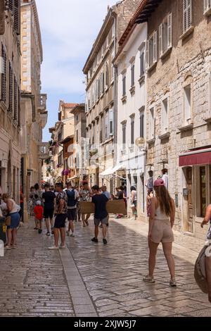 Geschäfte und Touristen in einer engen Kopfsteinpflasterstraße in der Altstadt von Porec, istrische Küste, Kroatien, Europa Stockfoto