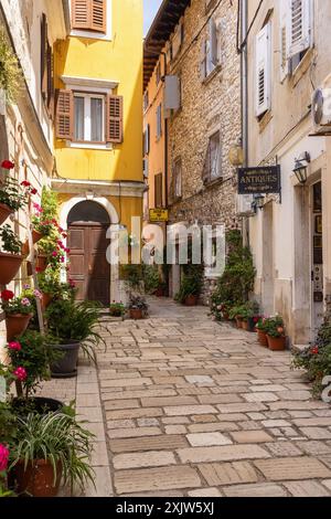 Farbenfrohe Wohnung in einer engen Kopfsteinpflasterstraße in der Altstadt von Porec, Porec, der istrischen Küste, Kroatien, Europa Stockfoto