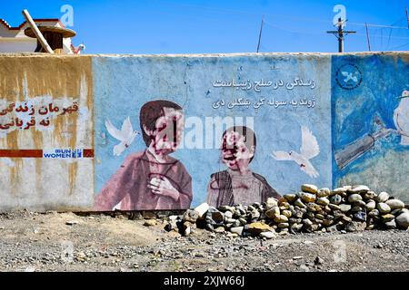 Ein beschmutztes Straßenbild in Afghanistan, das Kinder mit übermalten Gesichtern zeigt, die die unterdrückenden Aktionen der Taliban widerspiegeln. Stockfoto