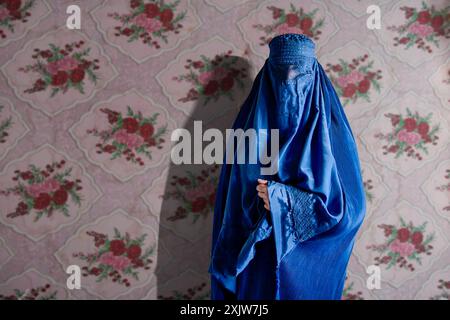 Frau mit einer traditionellen blauen Burka aus Afghanistan. Stockfoto