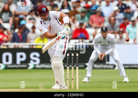 Nottingham, Großbritannien. Juli 2024. Joshua da Silva von West Indies ist die erste Lieferung von Mark Wood während des Spiels der Rothesay International Test Match Series zwischen England und West Indies in Trent Bridge, Nottingham, England am 20. Juli 2024. Foto von Stuart Leggett. Nur redaktionelle Verwendung, Lizenz für kommerzielle Nutzung erforderlich. Keine Verwendung bei Wetten, Spielen oder Publikationen eines einzelnen Clubs/einer Liga/eines Spielers. Quelle: UK Sports Pics Ltd/Alamy Live News Stockfoto