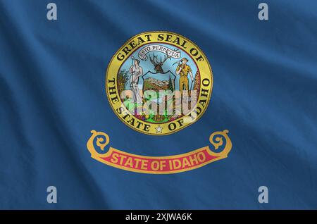 Idaho US-Staatsflagge dargestellt auf gefaltetem, gewelltem Stoff aus altem Tuch Stockfoto