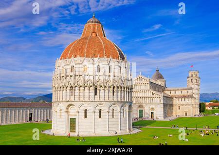 Pisa, Italien. Das Baptisterium, der Schiefe Turm von Pisa und die Kathedrale von Pisa. Stockfoto