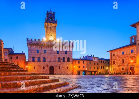 Montepulciano, Toskana, Italien. Das Rathaus auf der Piazza Grande. Stockfoto