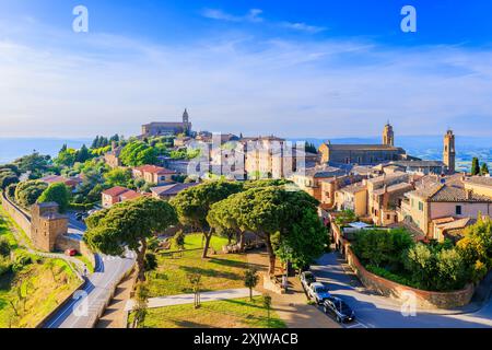 Toskana, Italien. Blick auf die mittelalterliche Stadt Montalcino. Stockfoto