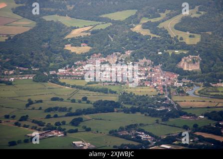 Arundel Stadt einschließlich Arundel Schloss und Arundel Kathedrale aus der Luft Stockfoto
