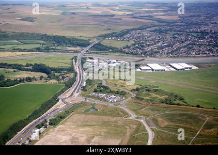 Ein Blick auf die A27, die den Fluss Adur in Shoreham überquert, einschließlich der Start- und Landebahn am Brighton City Airport Stockfoto