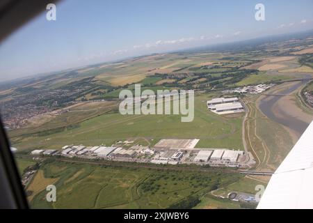 Brighton City Flughafen Shoreham von einem Flugzeug aus gesehen auf dem Rundkurs zur Landung Stockfoto