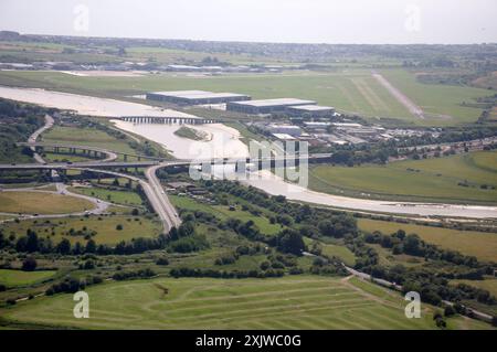 Ein Blick auf den Brighton City Airport von einem Flugzeug, das kurz vor der Landung steht, einschließlich Blick auf die A27 Straßenbrücke über den Fluss Adur Stockfoto