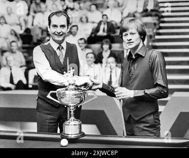 Aktenfoto vom 15.05.1982 von Ray Reardon (links) und Alex Higgins. Der sechsfache Weltmeister Ray Reardon ist im Alter von 91 Jahren gestorben, teilte World Snooker mit. Ausgabedatum: Samstag, 20. Juli 2024. Stockfoto