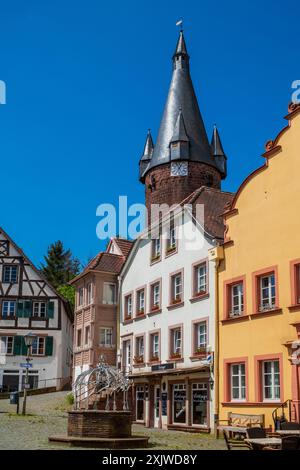 Rathausplatz in Ottweiler, im Hintergrund der alte Turm, Deutschland. Stockfoto