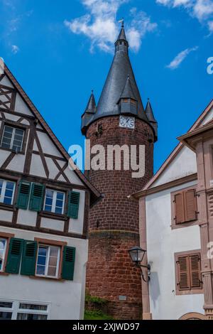 Rathausplatz in Ottweiler, im Hintergrund der alte Turm, Deutschland. Stockfoto