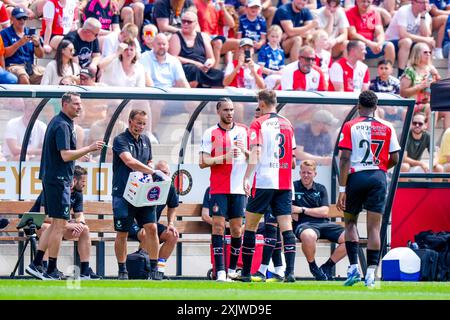 Rotterdam, Niederlande. Juli 2024. ROTTERDAM, 20.07.2024, Varkenoord, Freundschaftsspiel, Saison 2024/2025, Fußball . Spiel zwischen Feyenoord und Cercle Brugge . Drinkbreak Feyenoord Credit: Pro Shots/Alamy Live News Stockfoto