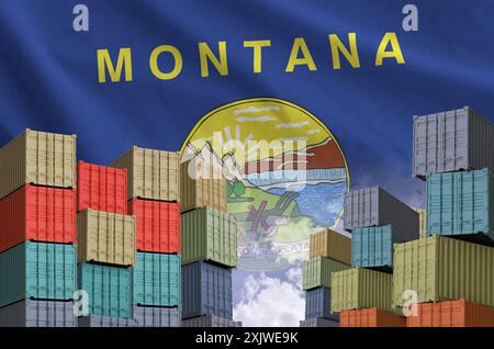 Die US-Bundesflagge Montana und ein großer Stapel von Frachtcontainern in Docks mit Himmelshintergrund aus nächster Nähe Stockfoto