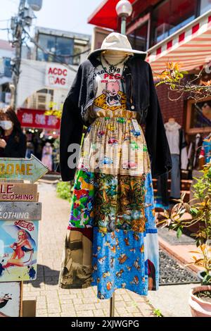 Kleidung wird auf einem Stand draußen auf dem Bürgersteig beim beliebten Second Hand Store (nicht gezeigt) Panama Boy in der Takeshita Street, Harajuku ausgestellt. Stockfoto