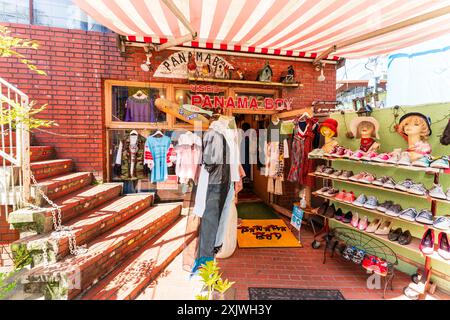 Eintritt zum Second-Hand-Bekleidungsgeschäft, dem „gebrauchten Panama-Jungen“ in der beliebten Takeshita-Straße in Harajuku, Tokio. Hier werden seltene und Vintage-Artikel verkauft. Stockfoto