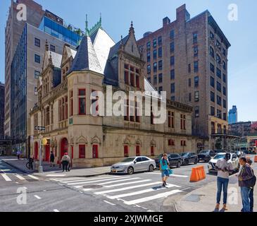 NYC Chinatown: 87 Lafayette Street, ehemaliger Sitz der Engine Company 31, dieses Wahrzeichen von NYC beherbergt heute den Dokumentarfilmproduzenten DCTV und sein Theater. Stockfoto
