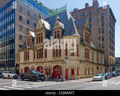 NYC Chinatown: 87 Lafayette Street, ehemaliger Sitz der Engine Company 31, dieses Wahrzeichen von NYC beherbergt heute den Dokumentarfilmproduzenten DCTV und sein Theater. Stockfoto
