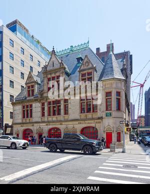 NYC Chinatown: 87 Lafayette Street, ehemaliger Sitz der Engine Company 31, dieses Wahrzeichen von NYC beherbergt heute den Dokumentarfilmproduzenten DCTV und sein Theater. Stockfoto