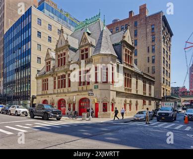 NYC Chinatown: 87 Lafayette Street, ehemaliger Sitz der Engine Company 31, dieses Wahrzeichen von NYC beherbergt heute den Dokumentarfilmproduzenten DCTV und sein Theater. Stockfoto