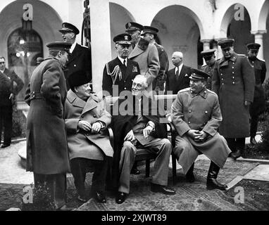 Premierminister Winston S. Churchill, Präsident Franklin D. Roosevelt und Premierminister Josef Stalin treffen sich während der Jalta-Konferenz im Livadia-Palast auf der Krim zu einem wichtigen Fototermin, um die Reorganisation Deutschlands und Europas nach dem Krieg zu diskutieren. Stockfoto