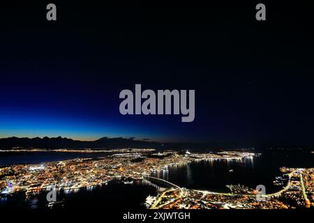 Die Nordlichter über Tromso City, Troms County, Norwegen Stockfoto