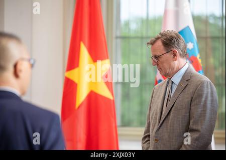 22.05.2024 Weimar: Empfang einer Wirtschaftsdelegation aus der vietnamesischen Region ÄÃ Náºµng durch den Thüringer Ministerpräsident Bodo Ramelow im Goethe und Schiller Archiv der Klassik Stiftung Weimar. Hierbei wird auch eine Gemeinsame Erklärung zwischen dem Freistaat Thüringen und der Stadtprovinz ÄÃ Náºµng, vertreten durch den Le Trung Chinh Vorsitzender des Volkskomitees von ÄÃ Náºµng, unterzeichnet. *** 22 05 2024 Weimarer Empfang einer Wirtschaftsdelegation aus der vietnamesischen Region ÄÃ Náºµng durch den thüringischen Ministerpräsidenten Bodo Ramelow im Goethe- und Schiller-Archiv der Klassik Stockfoto