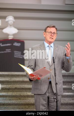 22.05.2024 Weimar: Empfang einer Wirtschaftsdelegation aus der vietnamesischen Region ÄÃ Náºµng durch den Thüringer Ministerpräsident Bodo Ramelow im Goethe und Schiller Archiv der Klassik Stiftung Weimar. Hierbei wird auch eine Gemeinsame Erklärung zwischen dem Freistaat Thüringen und der Stadtprovinz ÄÃ Náºµng, vertreten durch den Le Trung Chinh Vorsitzender des Volkskomitees von ÄÃ Náºµng, unterzeichnet. *** 22 05 2024 Weimarer Empfang einer Wirtschaftsdelegation aus der vietnamesischen Region ÄÃ Náºµng durch den thüringischen Ministerpräsidenten Bodo Ramelow im Goethe- und Schiller-Archiv der Klassik Stockfoto