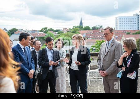 22.05.2024 Weimar: Empfang einer Wirtschaftsdelegation aus der vietnamesischen Region ÄÃ Náºµng durch den Thüringer Ministerpräsident Bodo Ramelow im Goethe und Schiller Archiv der Klassik Stiftung Weimar. Hierbei wird auch eine Gemeinsame Erklärung zwischen dem Freistaat Thüringen und der Stadtprovinz ÄÃ Náºµng, vertreten durch den Le Trung Chinh Vorsitzender des Volkskomitees von ÄÃ Náºµng, unterzeichnet. *** 22 05 2024 Weimarer Empfang einer Wirtschaftsdelegation aus der vietnamesischen Region ÄÃ Náºµng durch den thüringischen Ministerpräsidenten Bodo Ramelow im Goethe- und Schiller-Archiv der Klassik Stockfoto