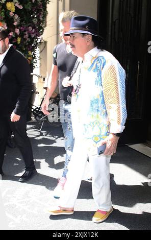 New York, NY, USA. Juli 2024. Carlos Santana sah, wie er das Four Seasons Hotel in New York City am 19. Juli 2024 verließ. Quelle: Rw/Media Punch/Alamy Live News Stockfoto