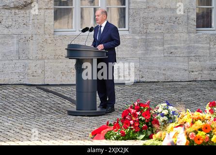 An das gescheiterte Attentat auf Adolf Hitler am 20. Juli 1944 ist am Samstag 20.07.2024 mit einer Gedenkveranstaltung im Berliner Bendlerblock erinnert worden. Bundeskanzler Olaf Scholz SPD, Foto rief in seiner Rede zum 80. Jahrestag des Umsturzversuchs die Verantwortung jedes einzelne ueür die Verteidigung von Demokratie und Rechtsstaatlichkeit ins Gedaechtnis. Spitzenvertreter des Staates wie Bundespraesident Frank-Walter Steinmeier, Bundestagspraesidentin Baerbel Bärbel Bas und Bundesratspraesidentin Manuela Schwesig beide SPD legt Kraenze an der Stelle nieder, an der Claus Schenk Graf Stockfoto