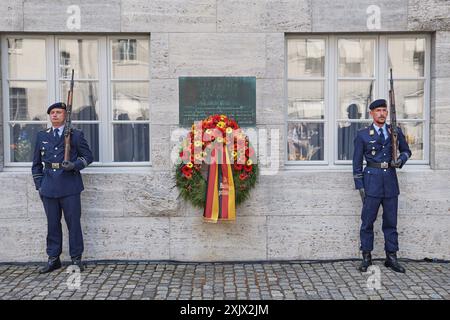 An das gescheiterte Attentat auf Adolf Hitler am 20. Juli 1944 ist am Samstag 20.07.2024 mit einer Gedenkveranstaltung im Berliner Bendlerblock erinnert worden. Bundeskanzler Olaf Scholz SPD in seiner Rede zum 80. Jahrestag des Umsturzversuchs die Verantwortung jedes einzelne ueür die Verteidigung von Demokratie und Rechtsstaatlichkeit ins Gedaechtnis. Spitzenvertreter des Staates wie Bundespraesident Frank-Walter Steinmeier, Bundestagspraesidentin Baerbel Bärbel Bas und Bundesratspraesidentin Manuela Schwesig beide SPD legt Kraenze an der Stelle nieder, an der Claus Schenk Graf von St Stockfoto