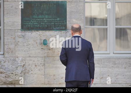 An das gescheiterte Attentat auf Adolf Hitler am 20. Juli 1944 ist am Samstag 20.07.2024 mit einer Gedenkveranstaltung im Berliner Bendlerblock erinnert worden. Bundeskanzler Olaf Scholz SPD, Foto vor der Gedenktafel rief in seiner Rede zum 80. Jahrestag des Umsturzversuchs die Verantwortung jedes einzelne ueür die Verteidigung von Demokratie und Rechtsstaatlichkeit ins Gedaechtnis. Spitzenvertreter des Staates wie Bundespraesident Frank-Walter Steinmeier, Bundestagspraesidentin Baerbel Bärbel Bas und Bundesratspraesidentin Manuela Schwesig beide SPD legt Kraenze an der Stelle nieder, an DE Stockfoto