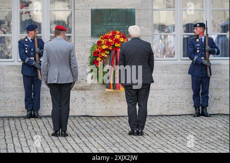 An das gescheiterte Attentat auf Adolf Hitler am 20. Juli 1944 ist am Samstag 20.07.2024 mit einer Gedenkveranstaltung im Berliner Bendlerblock erinnert worden. Bundeskanzler Olaf Scholz SPD in seiner Rede zum 80. Jahrestag des Umsturzversuchs die Verantwortung jedes einzelne ueür die Verteidigung von Demokratie und Rechtsstaatlichkeit ins Gedaechtnis. Spitzenvertreter des Staates wie Bundespraesident Frank-Walter Steinmeier M., vor der Gedenktafel, Bundestagspraesidentin Baerbel Bärbel Bas und Bundesratspraesidentin Manuela Schwesig beide SPD legt Kraenze an der Stelle nieder, an der Stockfoto