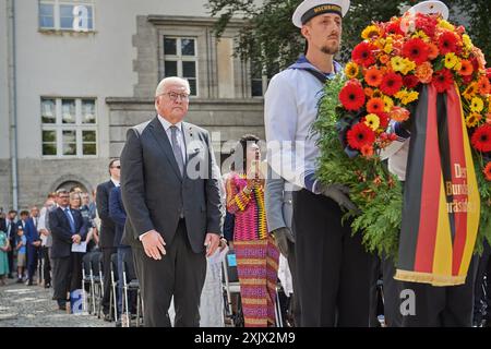 An das gescheiterte Attentat auf Adolf Hitler am 20. Juli 1944 ist am Samstag 20.07.2024 mit einer Gedenkveranstaltung im Berliner Bendlerblock erinnert worden. Bundeskanzler Olaf Scholz SPD in seiner Rede zum 80. Jahrestag des Umsturzversuchs die Verantwortung jedes einzelne ueür die Verteidigung von Demokratie und Rechtsstaatlichkeit ins Gedaechtnis. Spitzenvertreter des Staats wie Bundespraesident Frank-Walter Steinmeier Foto, Bundestagspraesidentin Baerbel Bärbel Bas und Bundesratspraesidentin Manuela Schwesig beide SPD legt Kraenze an der Stelle nieder, an der Claus Schenk Graf V Stockfoto