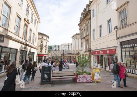 Menschen, die in der Union Street, Bath, Somerset im Vereinigten Königreich einkaufen Stockfoto