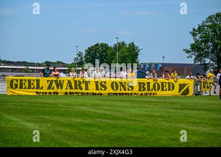 Hoeven, Niederlande. Juli 2024. HOEVEN, 20-07-2024. Sportpark Achter 't Hof. Freundschaftsspiel Dutch Eredivisie Football Saison 2024-2025. NAC Banner während des Spiels NAC - Excelsior (freundlich ). Beschreibung: Pro Shots/Alamy Live News Stockfoto