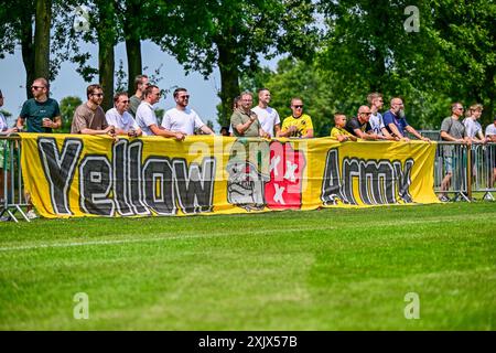 Hoeven, Niederlande. Juli 2024. HOEVEN, 20-07-2024. Sportpark Achter 't Hof. Freundschaftsspiel Dutch Eredivisie Football Saison 2024-2025. NAC Banner während des Spiels NAC - Excelsior (freundlich ). Beschreibung: Pro Shots/Alamy Live News Stockfoto