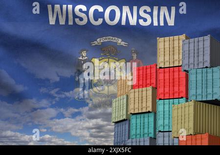 Die US-Bundesflagge von Wisconsin und ein großer Stapel von Frachtcontainern in Docks mit Himmelshintergrund aus nächster Nähe Stockfoto