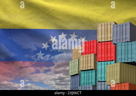 Venezolanische Flagge und großer Stapel Frachtcontainer in Docks mit Himmelshintergrund aus nächster Nähe Stockfoto