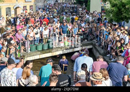 GER, Traditioneller Fischertag in Memmingen / 20.07.2024, Schrannenplatz, Memmingen, GER, Traditioneller Fischertag in Memmingen, seit 1597 findet jaehrlich der Fischertag zum Ausfischen des Memminger Stadtbaches statt. Auch dieses Jahr sprangen wieder weit ueber 1000 Teilnehmer, davon 4 Frauen, in den Memminger Stadtbach angefeuert und unterstuetzt von tausenden von Zuschauern im Bild Tausende Zuschauer verfolgen das Spektakel im Wasser *** DE, traditioneller Angeltag in Memmingen 20 07 2024, Schrannenplatz, Memmingen, DE, traditioneller Angeltag in Memmingen, seit 1597 die jährliche Fischerei Stockfoto