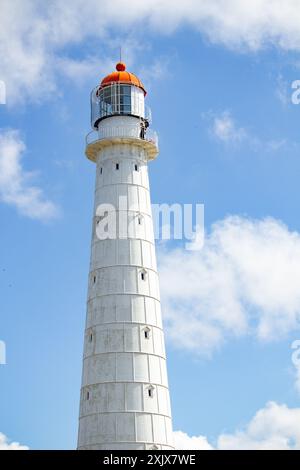 07/2024 Weißer Leuchtturm Tahkuna auf der estnischen Insel Hiiumaa Stockfoto