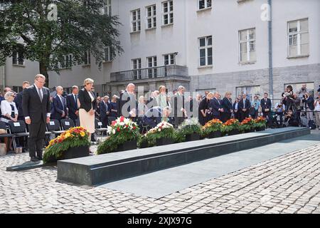 An das gescheiterte Attentat auf Adolf Hitler am 20. Juli 1944 ist am Samstag 20.07.2024 mit einer Gedenkveranstaltung im Berliner Bendlerblock erinnert worden. Bundeskanzler Olaf Scholz SPD in seiner Rede zum 80. Jahrestag des Umsturzversuchs die Verantwortung jedes einzelne ueür die Verteidigung von Demokratie und Rechtsstaatlichkeit ins Gedaechtnis. Spitzenvertreter des Staates wie Bundespraesident Frank-Walter Steinmeier M., vor der Gedenktafel, Bundestagspraesidentin Baerbel Bärbel Bas und Bundesratspraesidentin Manuela Schwesig beide SPD legt Kraenze an der Stelle nieder, an der Stockfoto