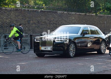 London, Großbritannien. Juli 2024. Ein Rolls Royce mit personalisiertem Nummernschild fährt an einem Radfahrer in London vorbei. Kredit: Maureen McLean/Alamy Stockfoto