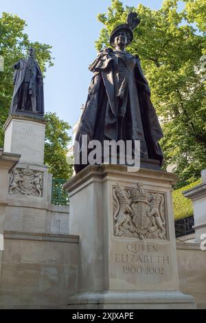 London, Großbritannien. Juli 2024. Das King George VI. Und Queen Elizabeth Memorial, das sich zwischen der Mall und den Carlton Gardens im Zentrum Londons befindet, ist ein Denkmal für König George VI. Und seine Gemahlin Queen Elizabeth. Das Denkmal wurde 2009 fertiggestellt und enthält eine frühere, als II. Grades gelistete Statue von George VI. Von William McMillan, die 1955 von seiner Tochter Königin Elisabeth II. Enthüllt wurde. Das neu konfigurierte Denkmal, das eine Statue der Königin Mutter von Philip Jackson, eine Reliefskulptur von Paul Day und eine architektonische Kulisse von Donald Buttress und Donald Insall umfasst, wurde von Qu enthüllt Stockfoto