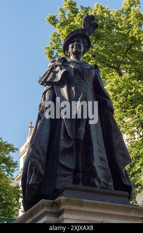 London, Großbritannien. Juli 2024. Das King George VI. Und Queen Elizabeth Memorial, das sich zwischen der Mall und den Carlton Gardens im Zentrum Londons befindet, ist ein Denkmal für König George VI. Und seine Gemahlin Queen Elizabeth. Das Denkmal wurde 2009 fertiggestellt und enthält eine frühere, als II. Grades gelistete Statue von George VI. Von William McMillan, die 1955 von seiner Tochter Königin Elisabeth II. Enthüllt wurde. Das neu konfigurierte Denkmal, das eine Statue der Königin Mutter (abgebildet) von Philip Jackson, eine Reliefskulptur von Paul Day und eine architektonische Kulisse von Donald Buttress und Donald Insall enthält, wurde enthüllt Stockfoto