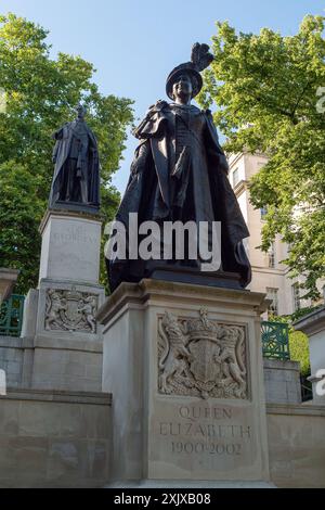 London, Großbritannien. Juli 2024. Das King George VI. Und Queen Elizabeth Memorial, das sich zwischen der Mall und den Carlton Gardens im Zentrum Londons befindet, ist ein Denkmal für König George VI. Und seine Gemahlin Queen Elizabeth. Das Denkmal wurde 2009 fertiggestellt und enthält eine frühere, als II. Grades gelistete Statue von George VI. Von William McMillan, die 1955 von seiner Tochter Königin Elisabeth II. Enthüllt wurde. Das neu konfigurierte Denkmal, das eine Statue der Königin Mutter von Philip Jackson, eine Reliefskulptur von Paul Day und eine architektonische Kulisse von Donald Buttress und Donald Insall umfasst, wurde von Qu enthüllt Stockfoto