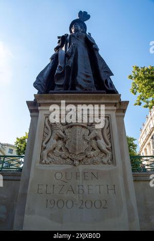 London, Großbritannien. Juli 2024. Das King George VI. Und Queen Elizabeth Memorial, das sich zwischen der Mall und den Carlton Gardens im Zentrum Londons befindet, ist ein Denkmal für König George VI. Und seine Gemahlin Queen Elizabeth. Das Denkmal wurde 2009 fertiggestellt und enthält eine frühere, als II. Grades gelistete Statue von George VI. Von William McMillan, die 1955 von seiner Tochter Königin Elisabeth II. Enthüllt wurde. Das neu konfigurierte Denkmal, das eine Statue der Königin Mutter (abgebildet) von Philip Jackson, eine Reliefskulptur von Paul Day und eine architektonische Kulisse von Donald Buttress und Donald Insall enthält, wurde enthüllt Stockfoto